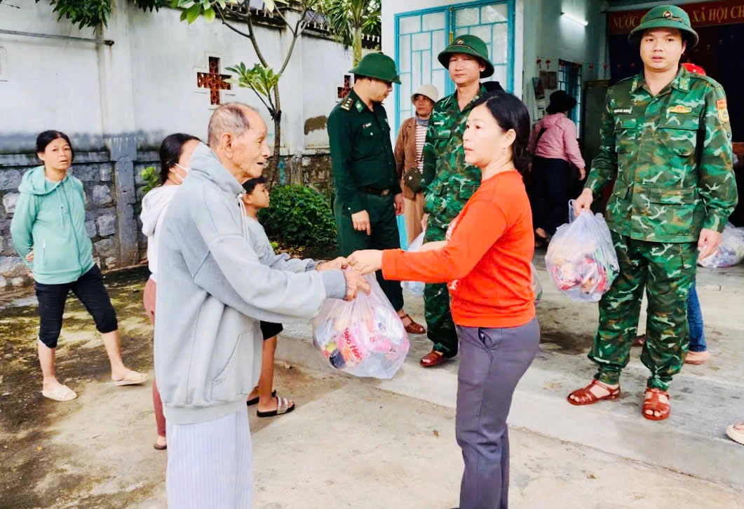 Các lực lượng phường Đông Hải tặng cơm cho người dân vùng xung yếu, ngập lụt.