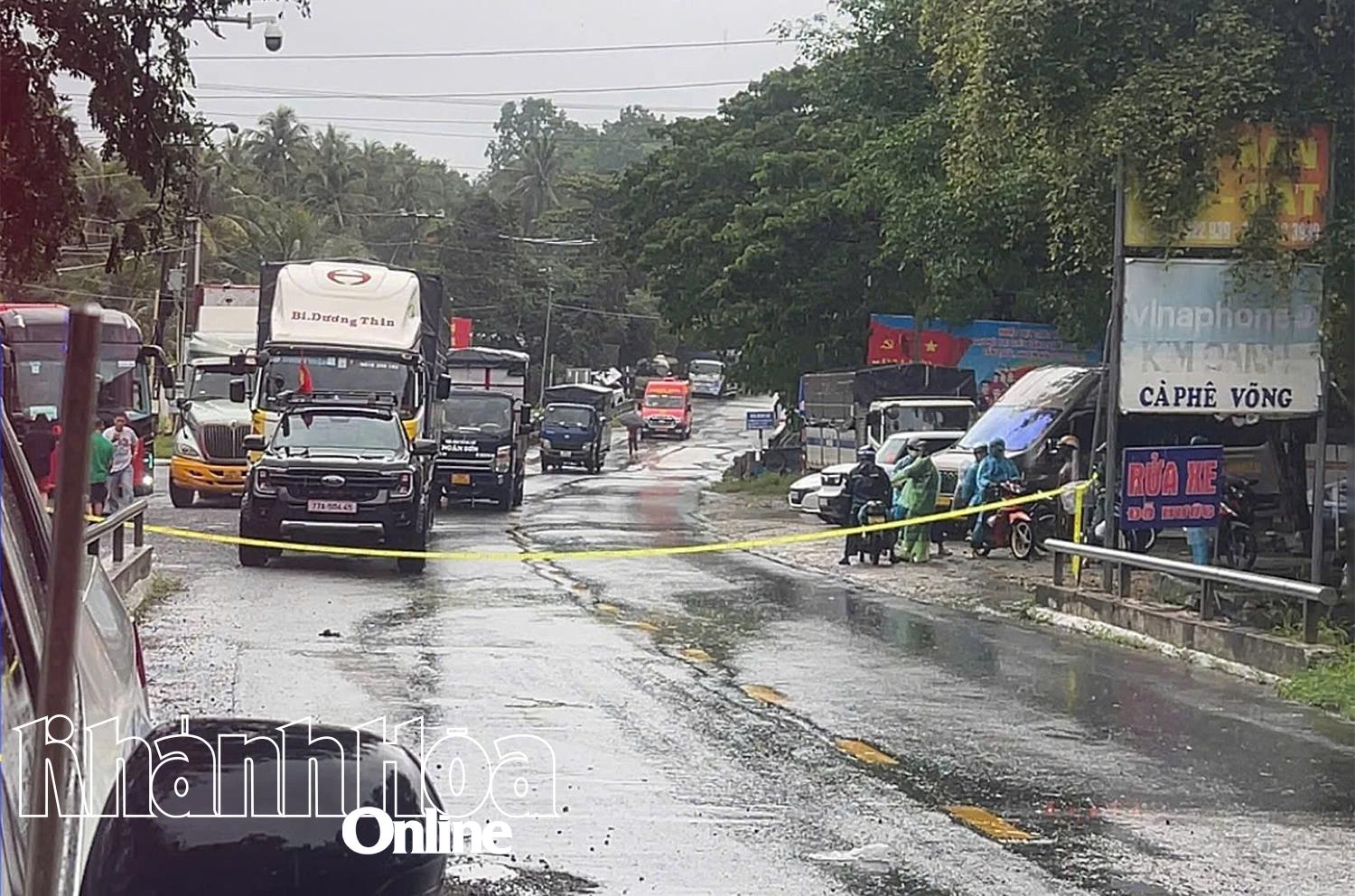 Đội Cảnh sát giao thông đường bộ 1/27 căng dây đóng đường không cho phương tiện giao thông đi lên đèo Sông Pha.
