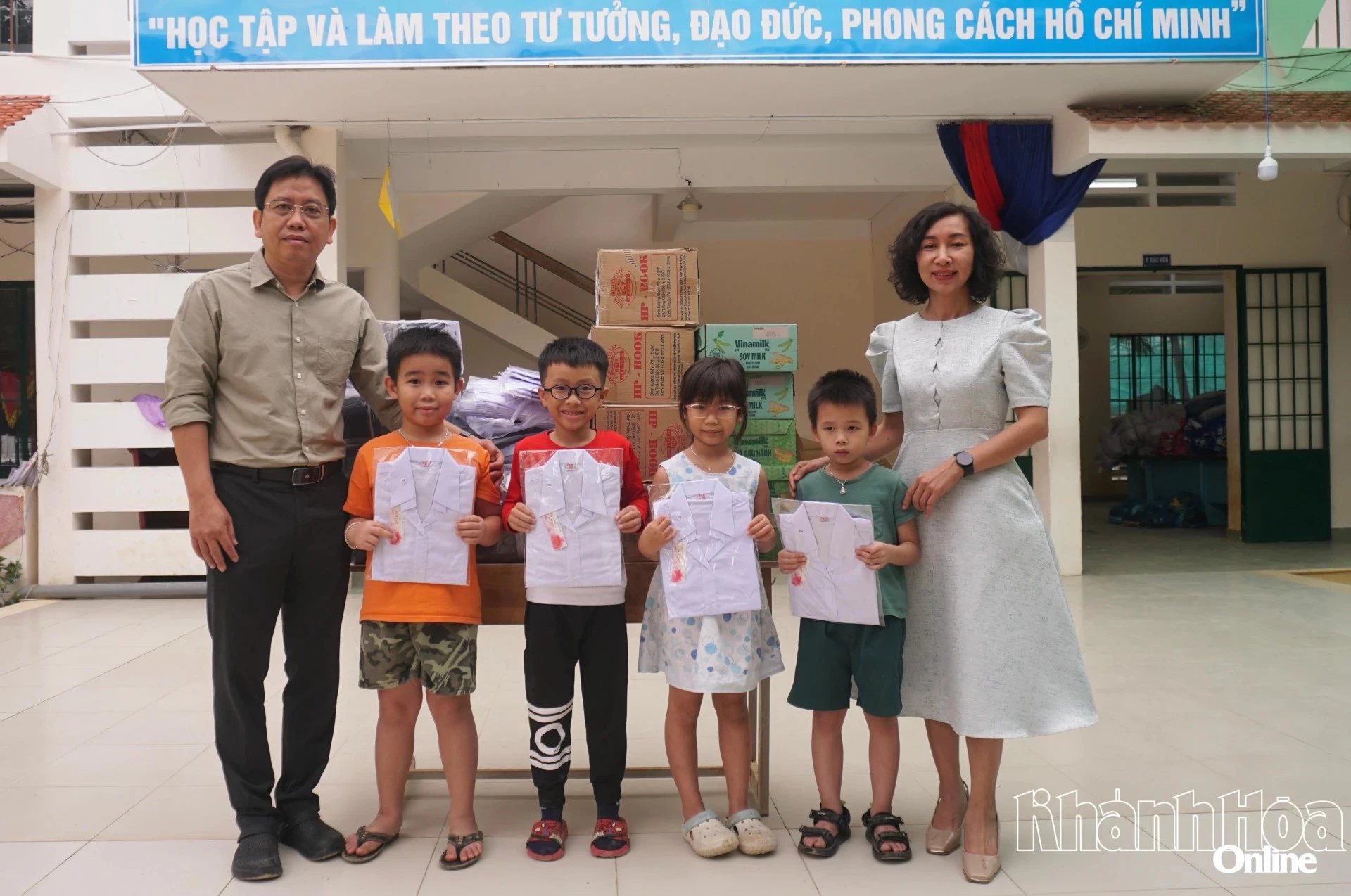 Ông Cung Phú Quốc - Phó Giám đốc Báo và Phát thanh, Truyền hình Khánh Hòa trao đồng phục cho học sinh Trường Tiểu học Vĩnh Hiệp.