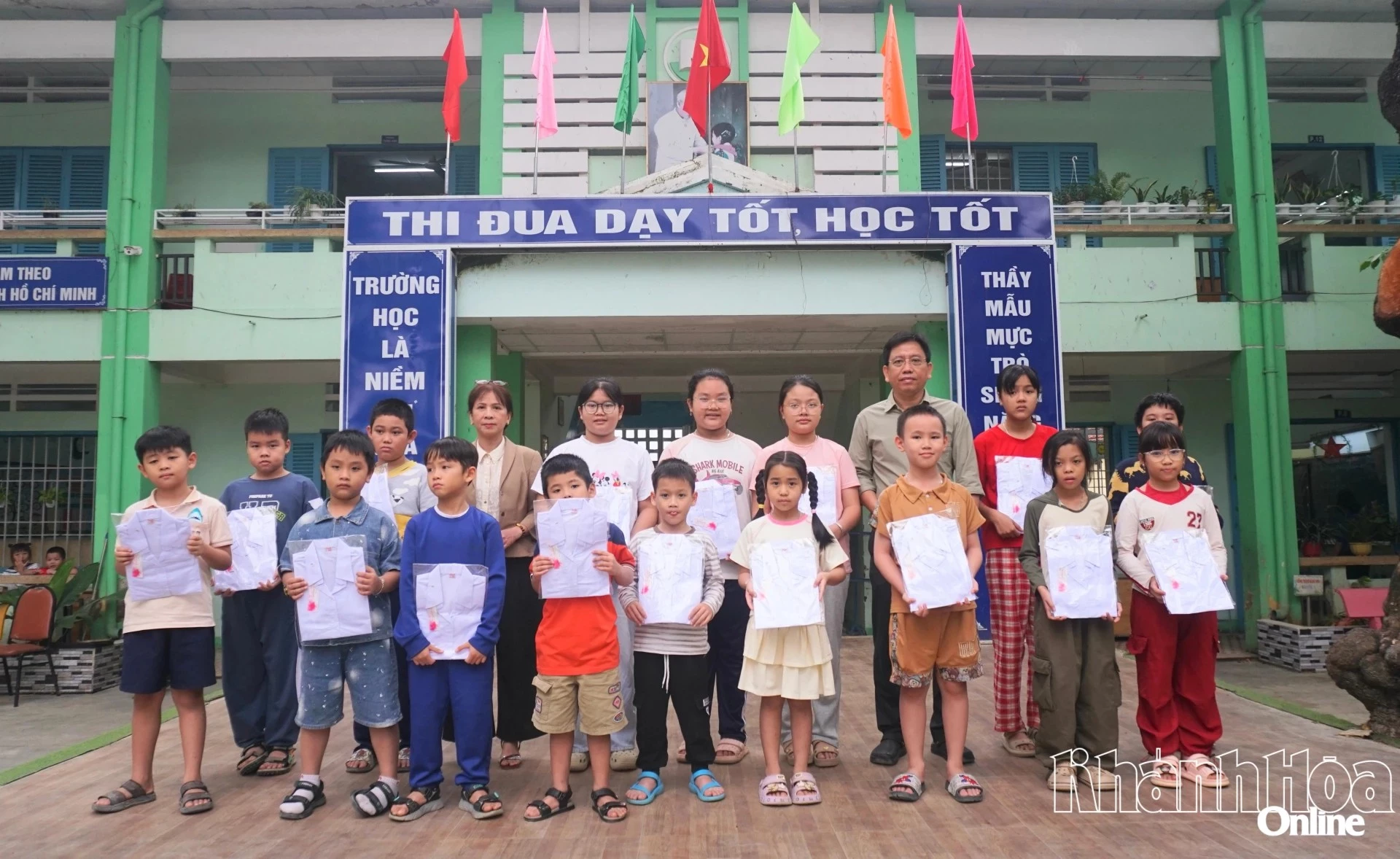 Trao đồng phục cho học sinh Trường Tiểu học Vĩnh Ngọc (cơ sở 1).