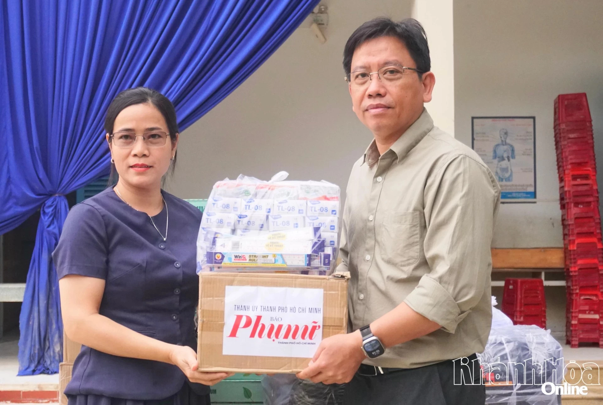 Ông Cung Phú Quốc - Phó Giám đốc Báo và Phát thanh, Truyền hình Khánh Hòa trao vở và đồ dùng học tập cho lãnh đạo Trường Tiểu học Ngọc Hiệp.