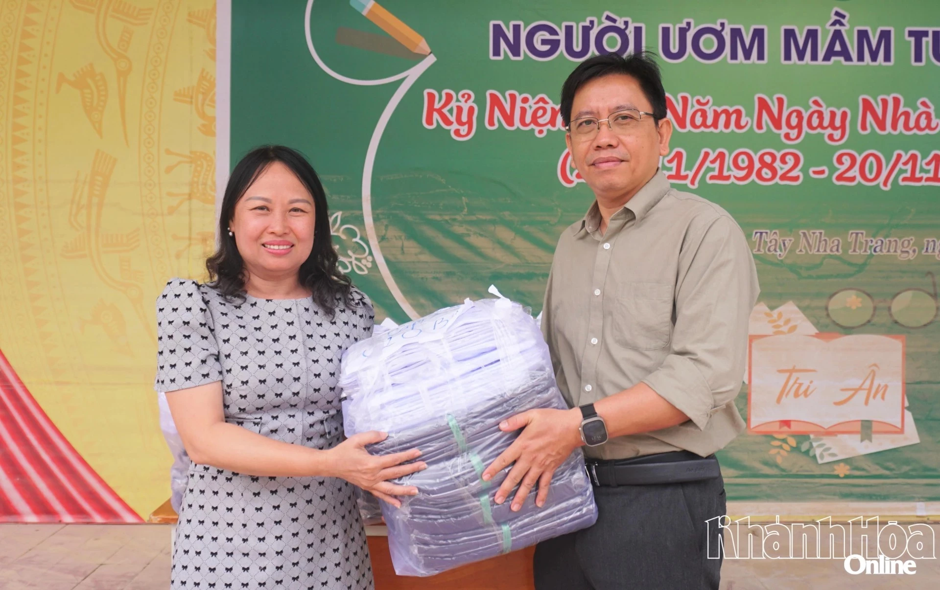 120 bộ đồng phục học được trao đến Trường THPT Hà Huy Tập, phường Tây Nha Trang.