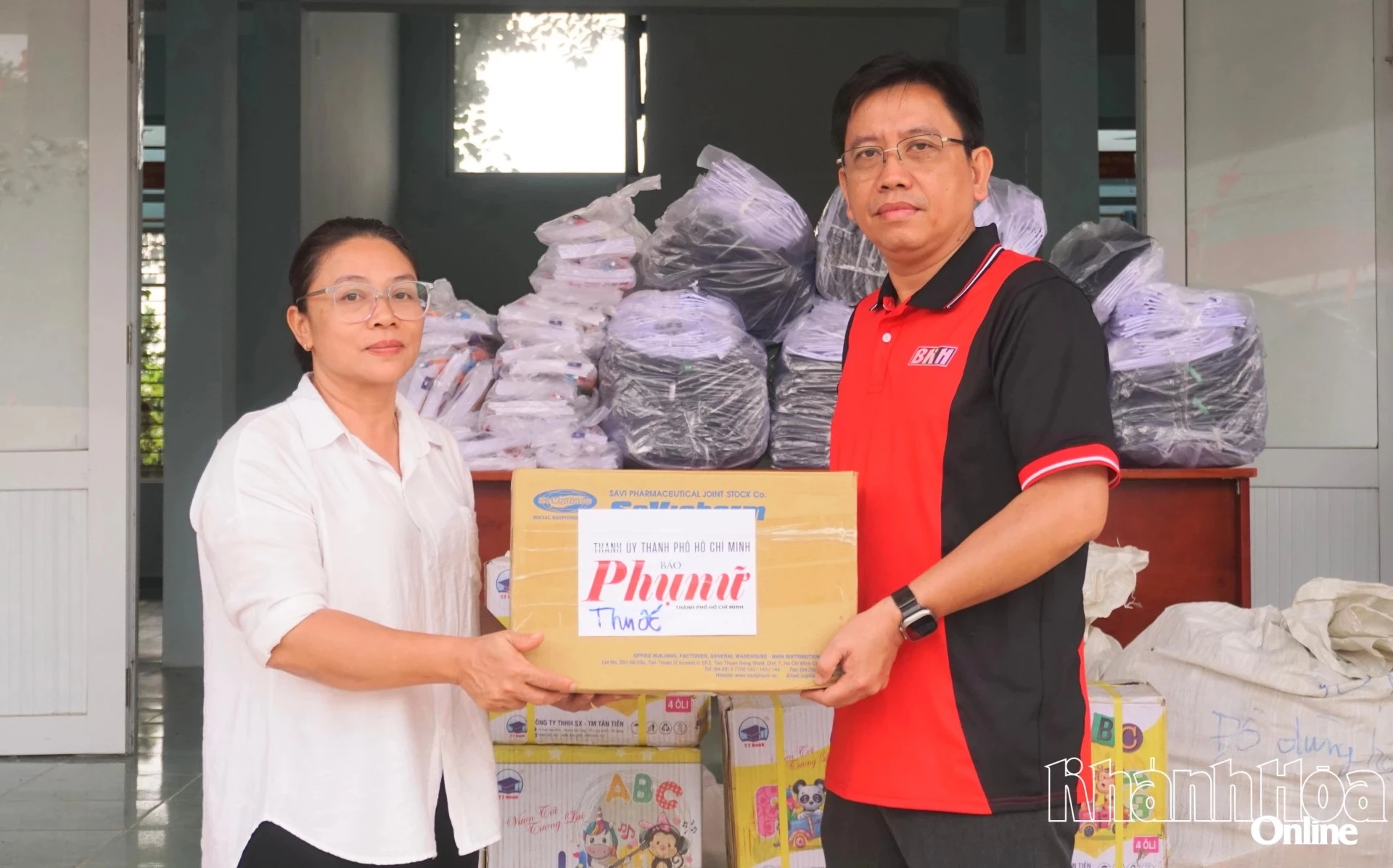 Ông Cung Phú Quốc – Phó Giám đốc Báo và Phát thanh, Truyền hình Khánh Hòa bàn giao thùng thuốc y tế do Báo Phụ nữ TP. Hồ Chí Minh gửi đến hỗ trợ bà con vùng lũ.