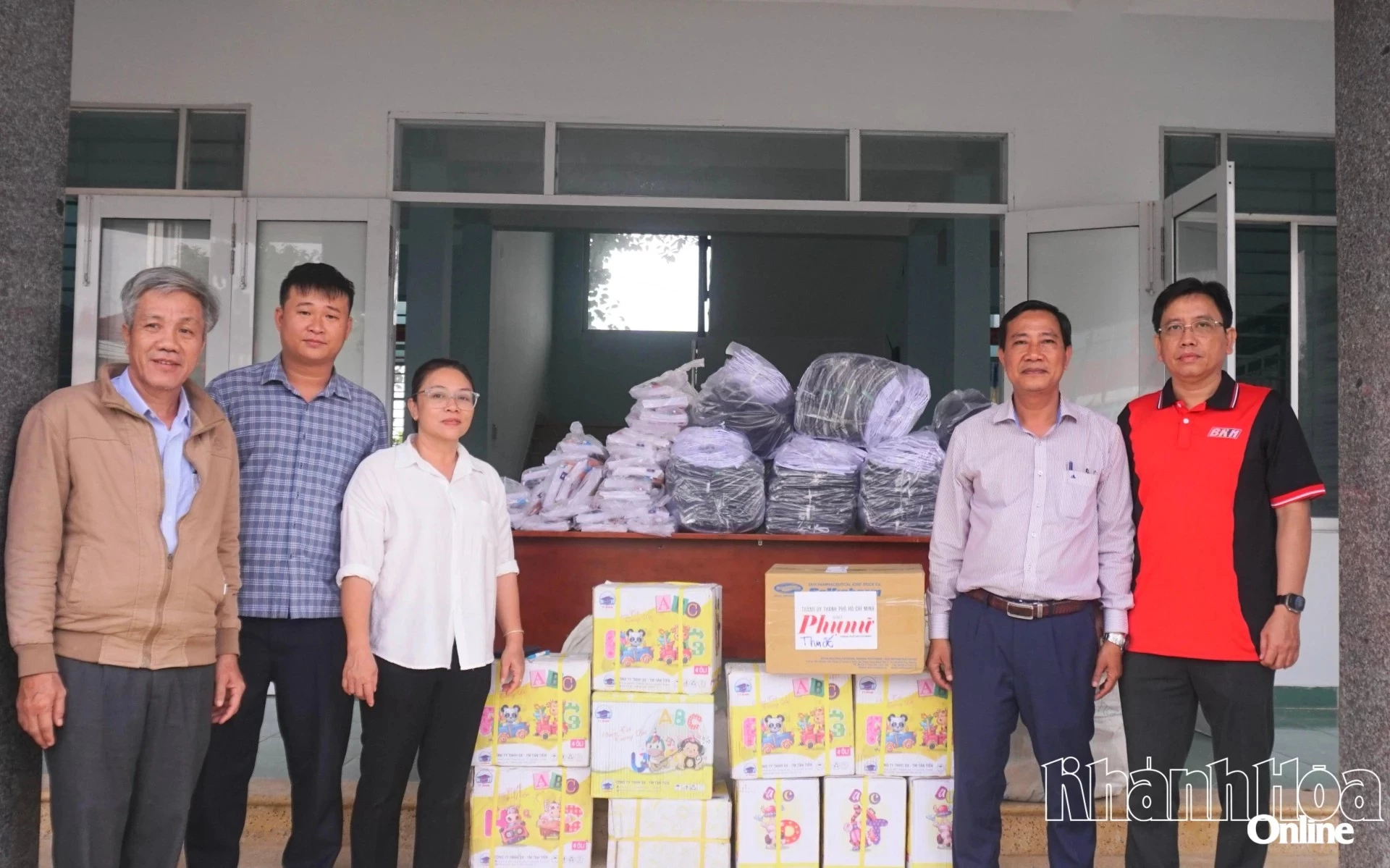 Bàn giao các suất quà tại Tổ tiếp nhận và điều phối hàng cứu trợ khắc phục thiệt hại sau mưa lũ xã Bắc Khánh Vĩnh