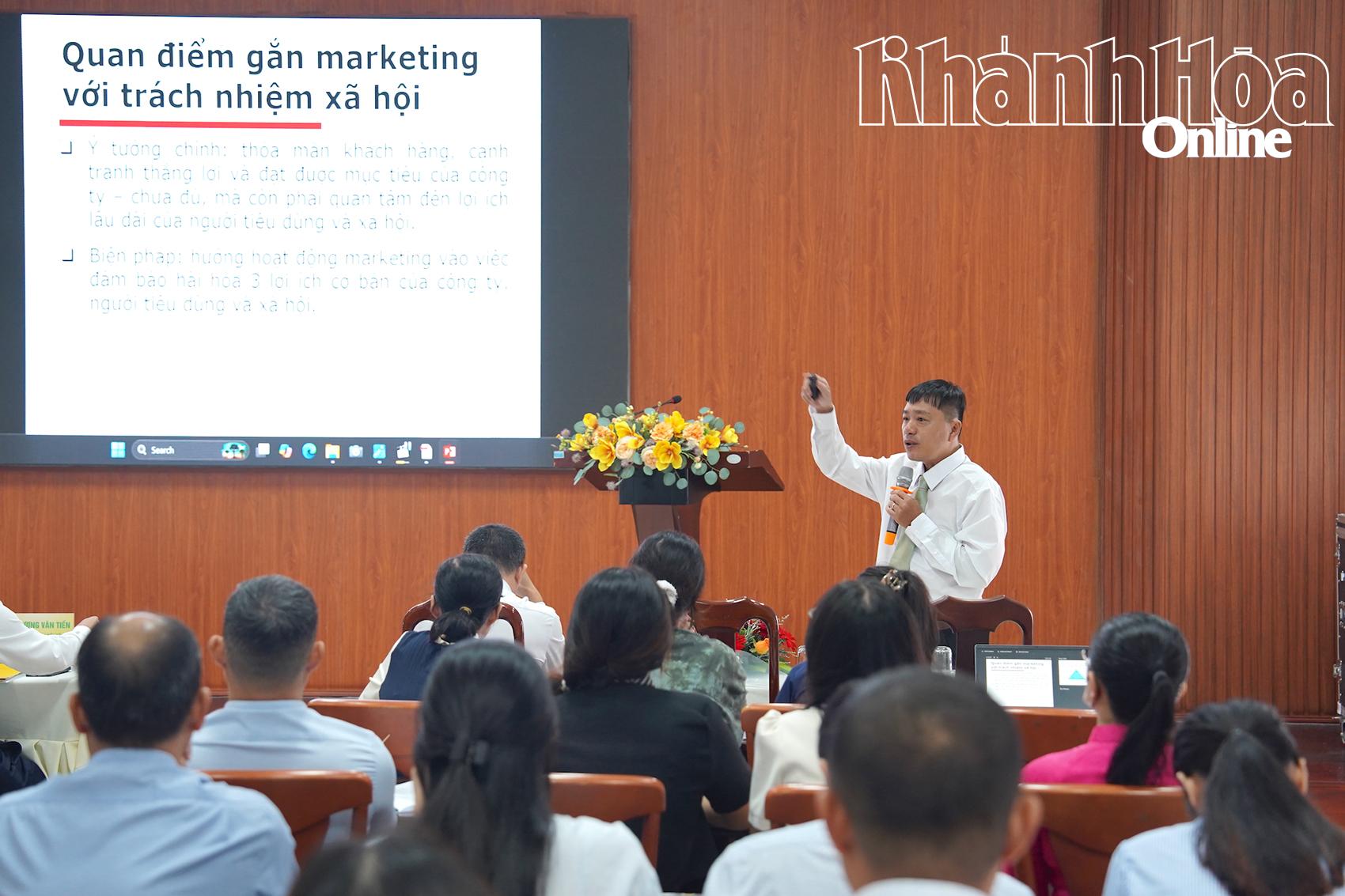 Giảng viên tập huấn cho các doanh nghiệp về xây dựng thương hiệu.
