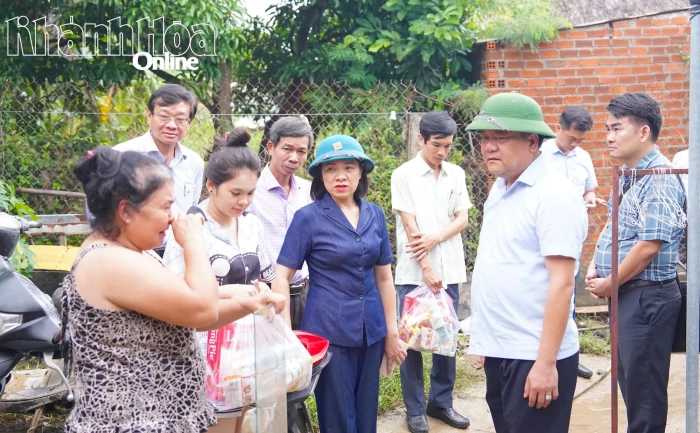 Chủ tịch UBND tỉnh Trần Phong thăm, động viên người dân phường Nam Nha Trang 