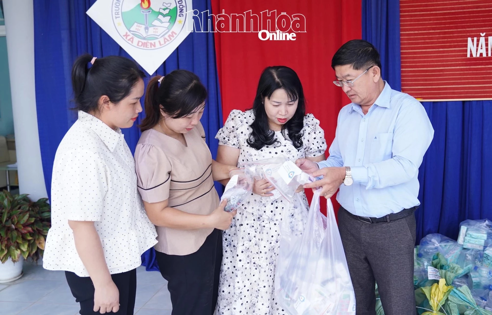 Lãnh đạo Báo và Phát thanh, Truyền hình Khánh Hòa trao các túi thuốc cho Trường Tiểu học và THCS Diên Đồng.