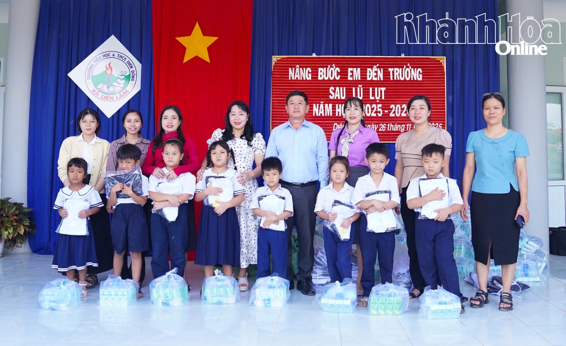 Ông Lê Hoàng Triều - Phó Giám đốc Báo và Phát thanh, Truyền hình Khánh Hòa tặng đồng phục cho học sinh Trường Tiểu học và THCS Diên Đồng.