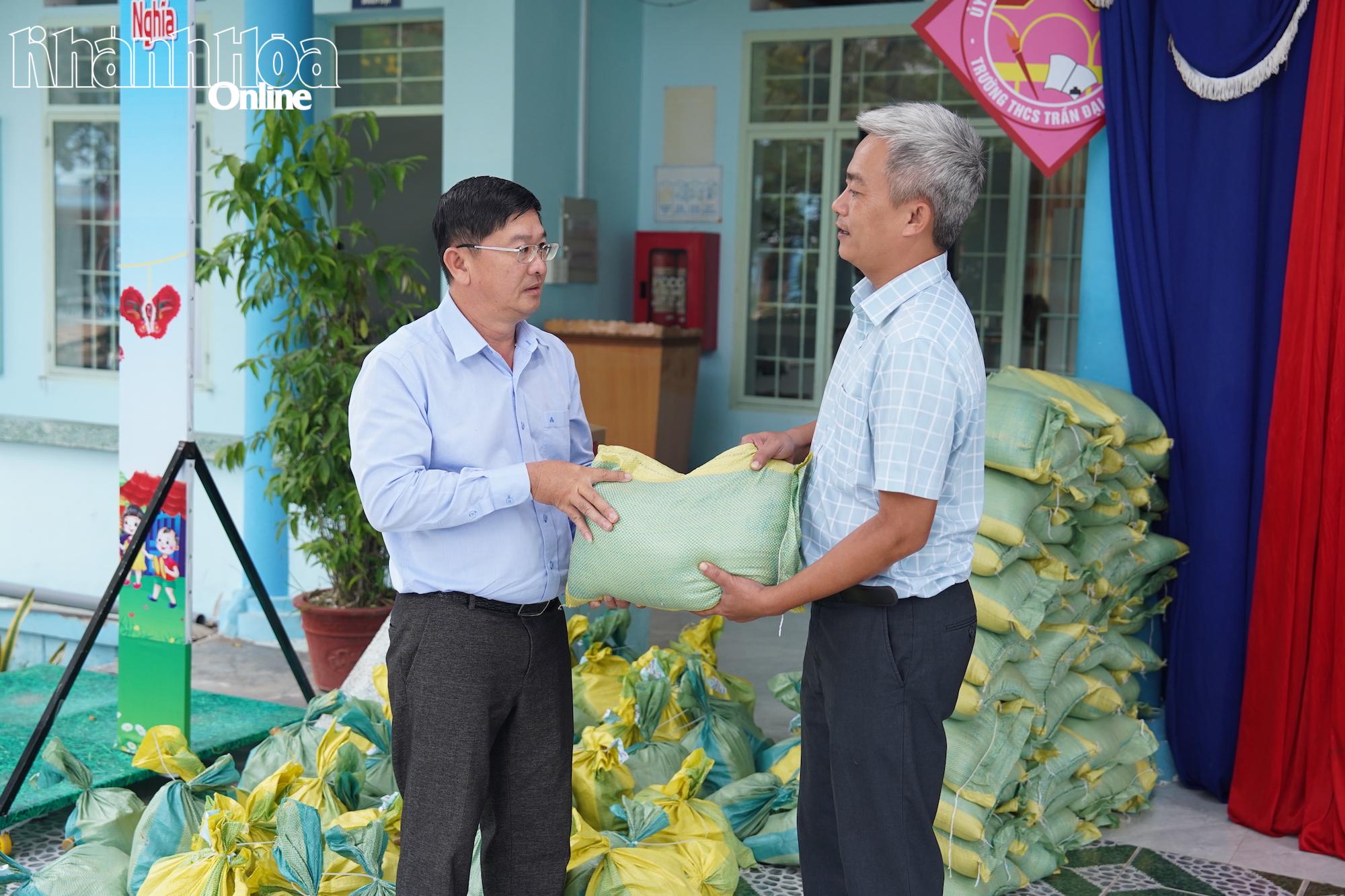 Lãnh đạo Báo và Phát thanh, Truyền hình Khánh Hòa trao quà cho Trường THCS Trần Đại Nghĩa.