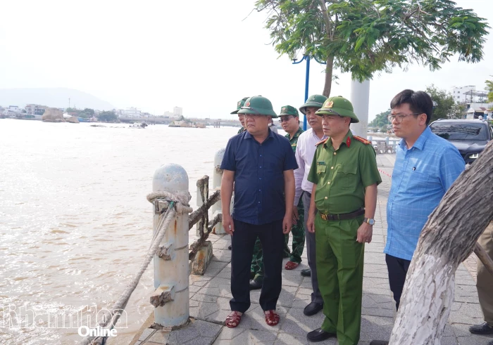 Chủ tịch UBND tỉnh Trần Phong: Chủ tịch UBND tỉnh Trần Phong kiểm tra công tác chuẩn bị ứng phó với bão số 15
