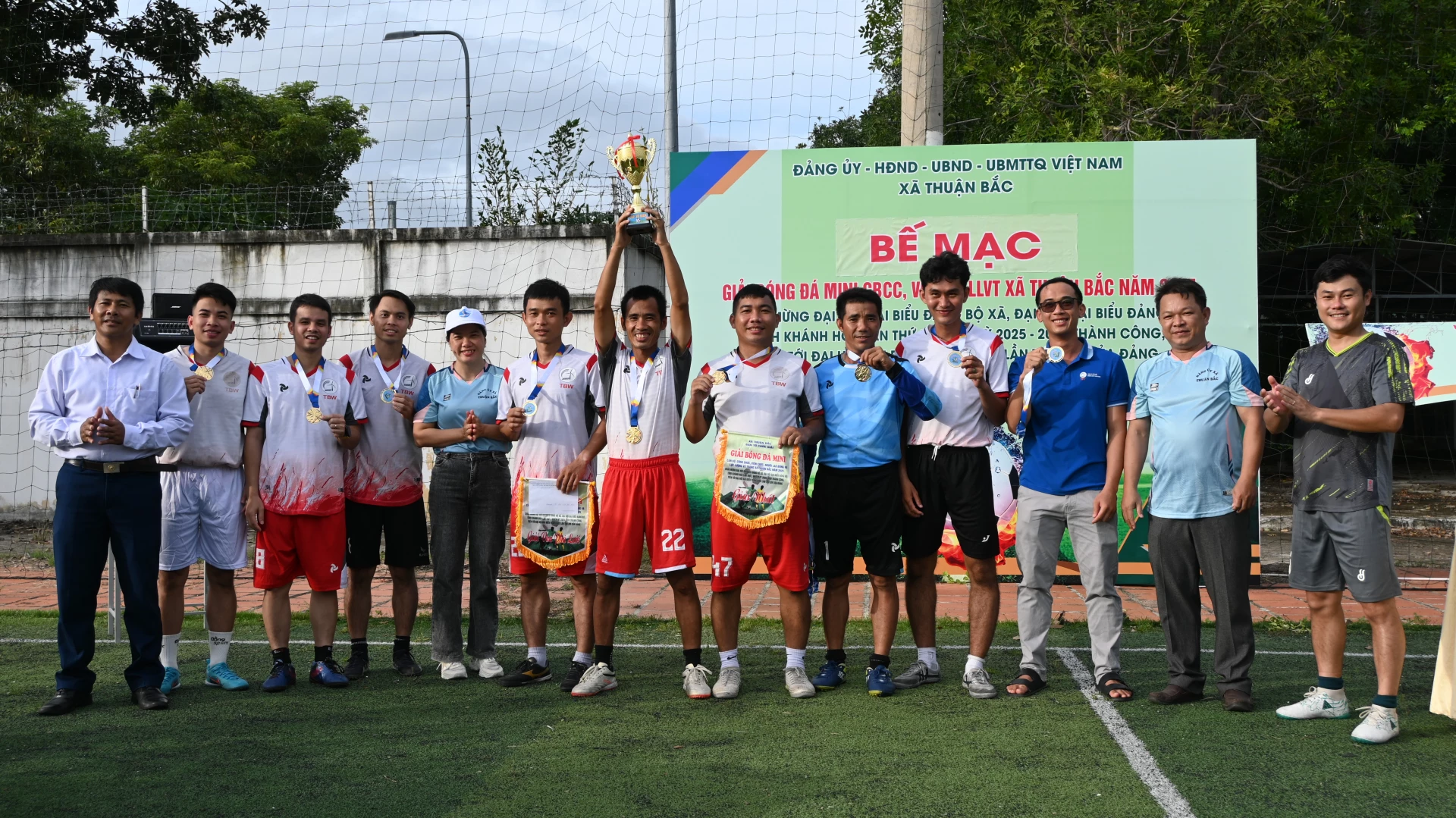 Ban tổ chức trao giải cho đội vô địch.