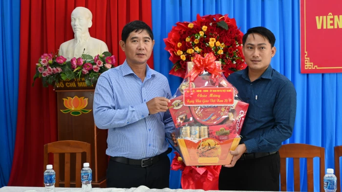 Lãnh đạo UBND xã Thuận Bắc thăm, chúc mừng Ngày Nhà giáo Việt Nam