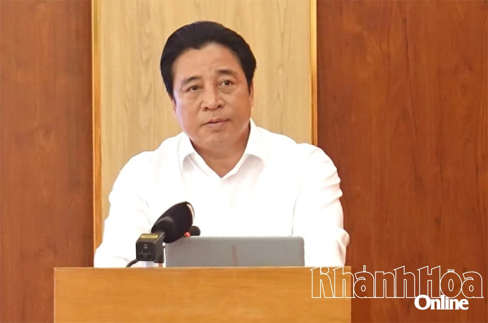 Chủ tịch UBND tỉnh Nguyễn Khắc Toàn phát biểu chỉ đạo tại cuộc họp.
