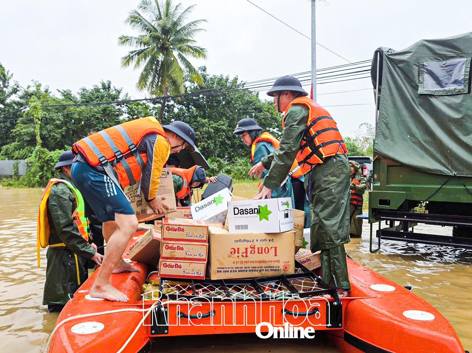  Đưa nước uống và thực phẩm vào vùng lũ cho người dân.
