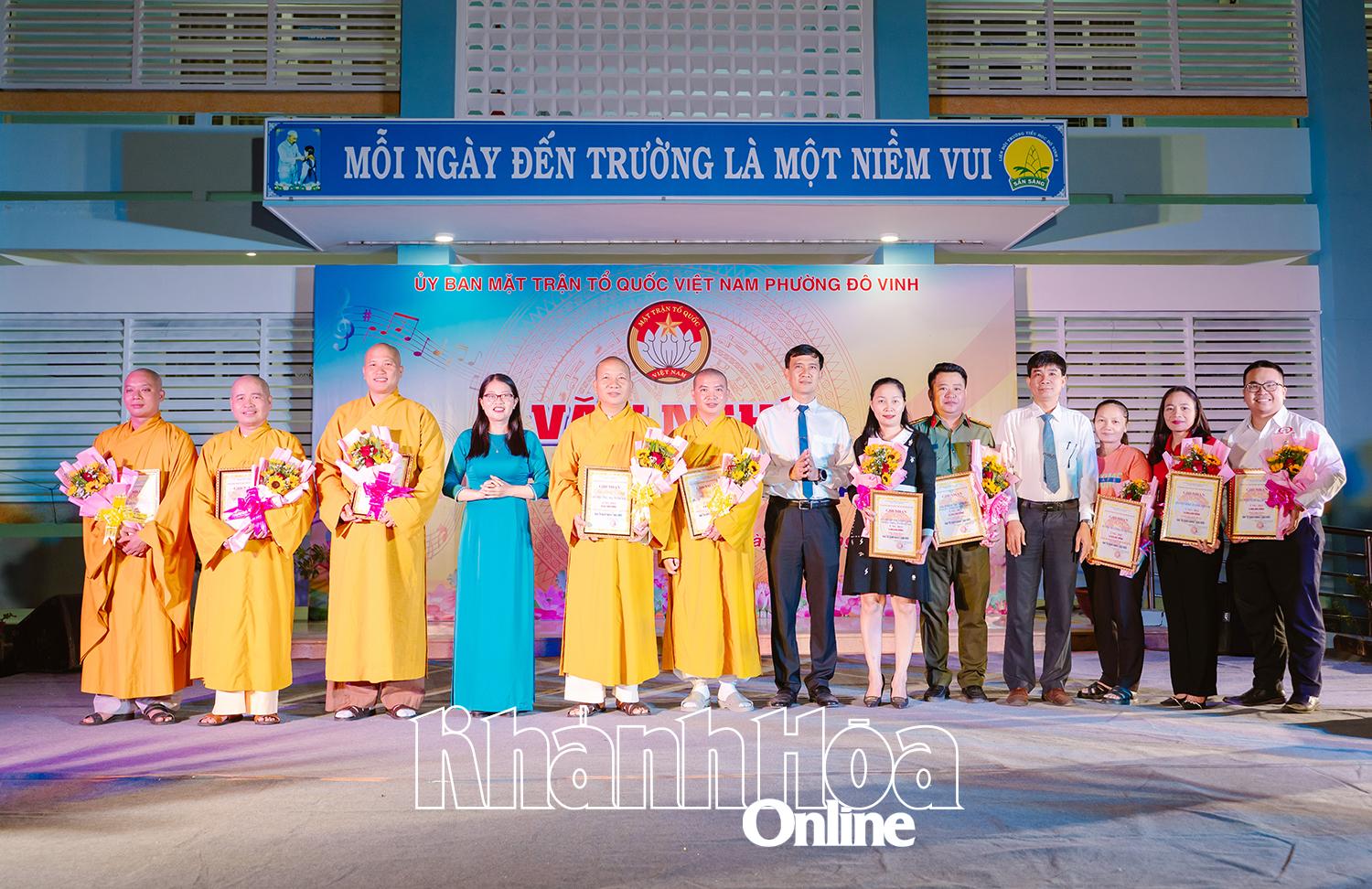 Lãnh đạo phường Đô Vinh trao thư cảm ơn và tặng hoa 