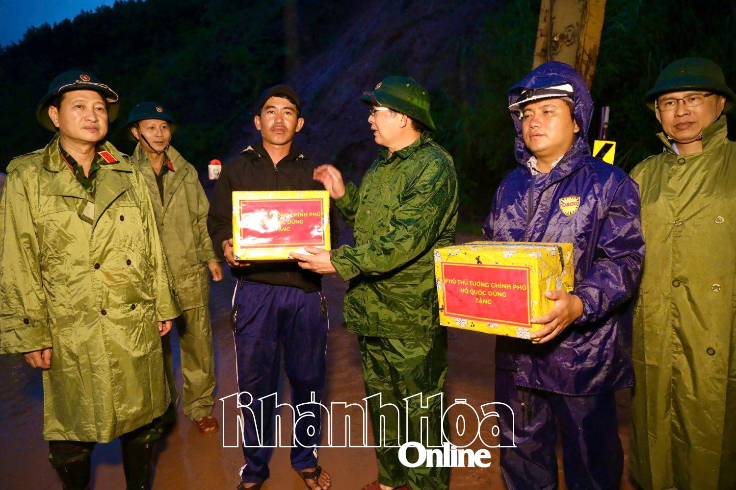 Phó Thủ tướng Hồ Quốc Dũng tặng quà động viên đơn vị thi công khắc phục sạt lở
