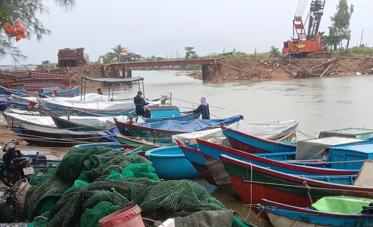 Ghe thuyền của người dân được đưa về neo đậu ở âu thuyền thôn Xuân Đông.