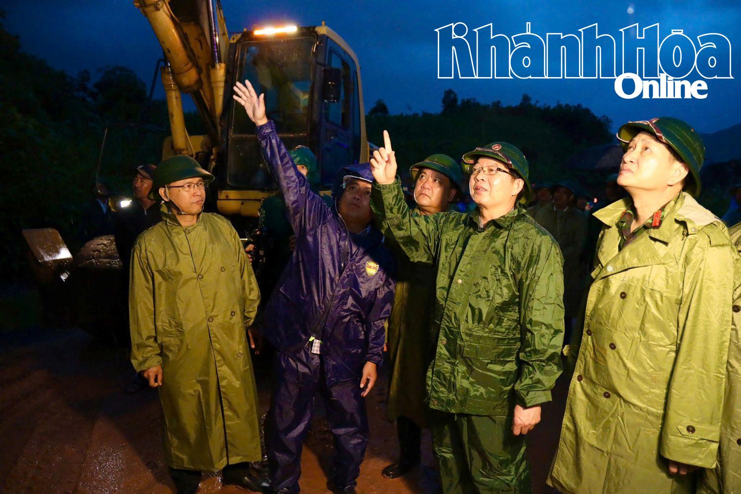 Phó Thủ tướng Hồ Quốc Dũng kiểm tra khu vực sạt lở trên đèo Khánh Lê.