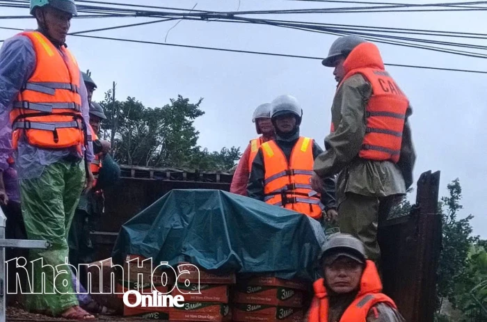 Kịp thời hỗ trợ các khu dân cư bị mưa lũ chia cắt