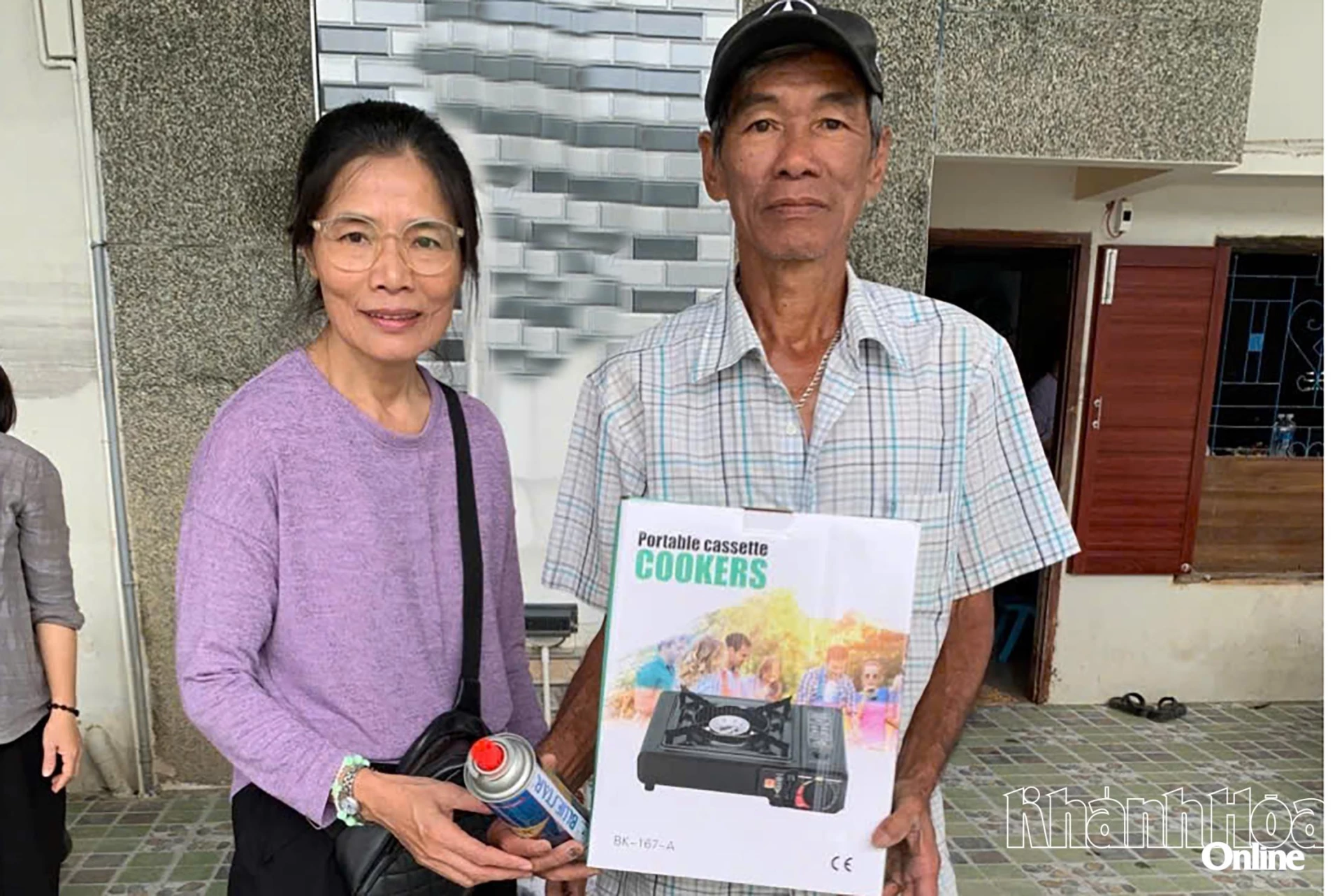 Trao bếp gas đến với người dân  xã Suối Hiệp.