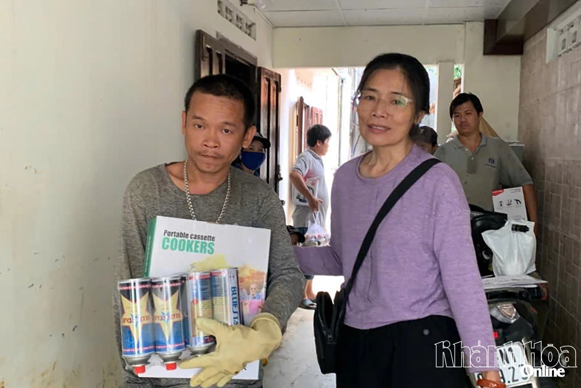 Trao bếp gas cho người dân xóm trọ phường Tây Nha Trang.