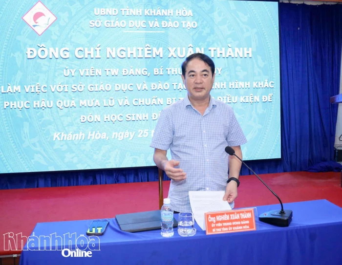 Bí thư Tỉnh ủy Nghiêm Xuân Thành yêu cầu chậm nhất ngày 29-11 phải đưa học sinh vùng lũ trở lại học tập