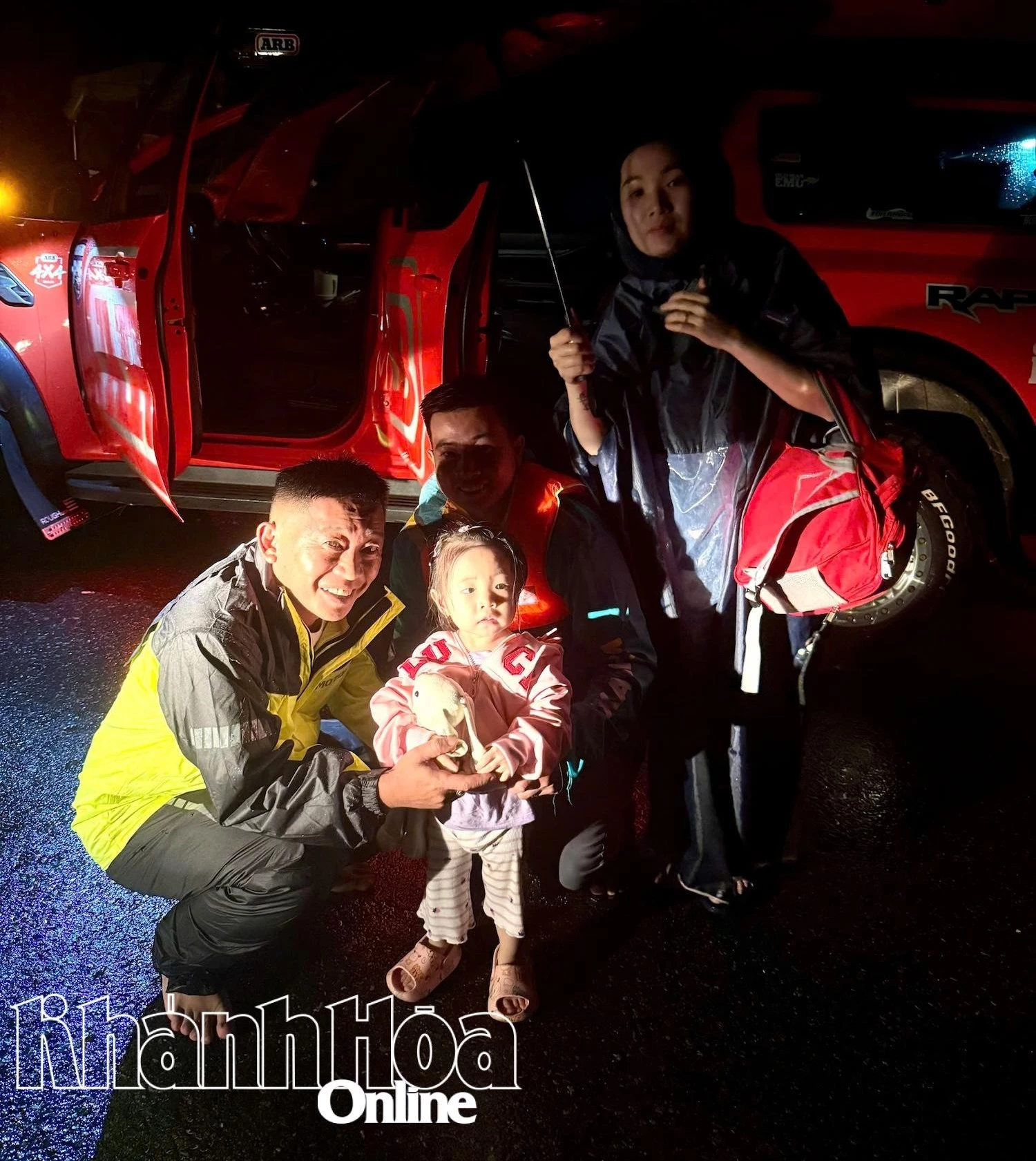 Một gia đình ở đường Võ Nguyên Giáp vừa được PNF cứu hộ ra bên ngoài an toàn.