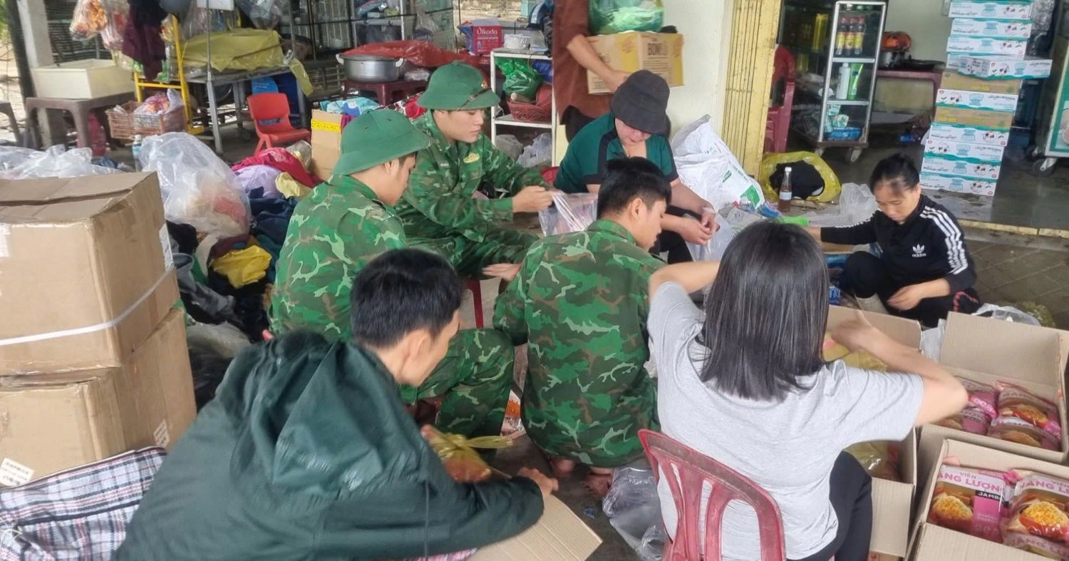 Bộ đội Biên phòng tỉnh tiếp nhân và chuẩn bị hàng cứu trợ giúp bà con vùng lũ.
