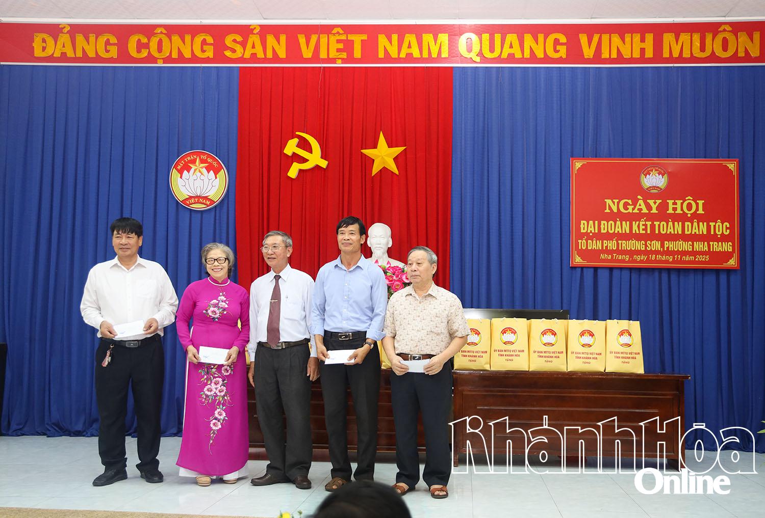 Các gia đình tiêu biểu được tặng quà, biểu dương. 