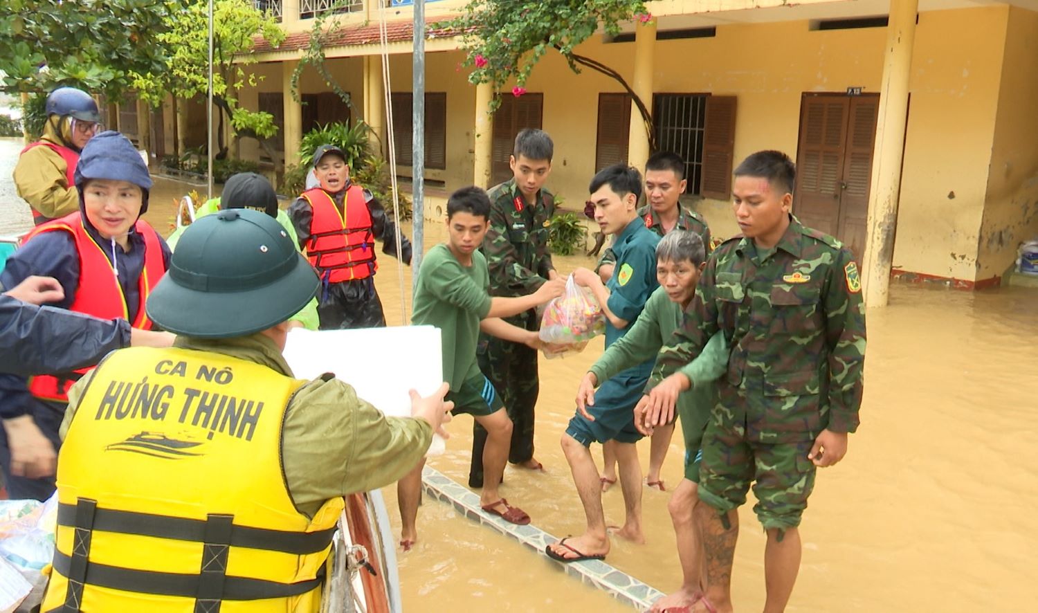 Lãnh đạo xã Cam Lâm chuyển quà cứu trợ đến người dân xã Diên Điền.