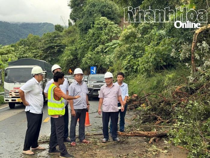 Phó Chủ tịch UBND tỉnh Lê Huyền kiểm tra tình hình ngập lụt, sạt lở và xả lũ ở khu vực phía nam