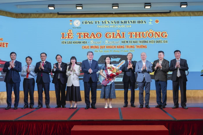 Công ty Yến sào Khánh Hòa trao xe ô tô cho khách hàng trúng thưởng