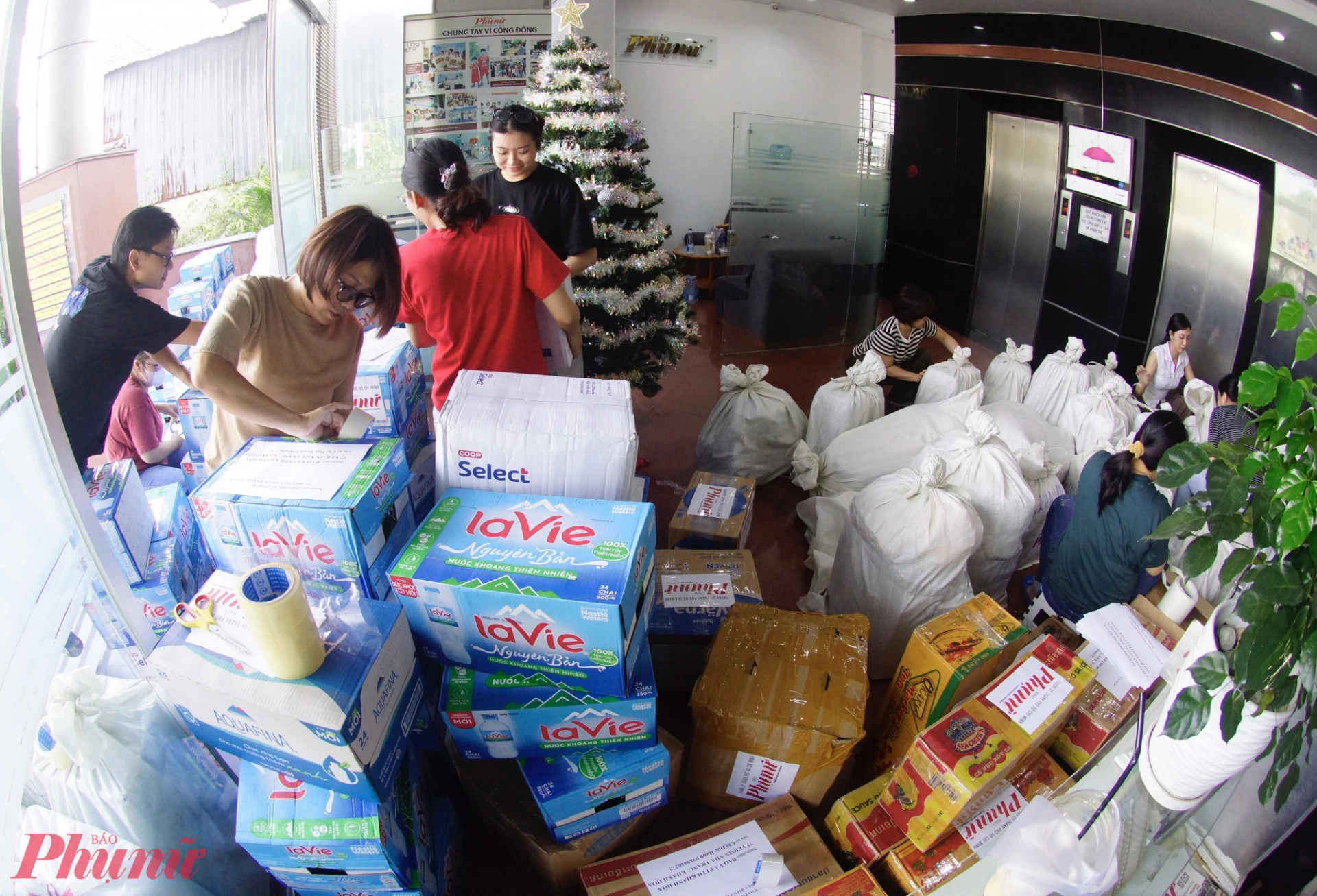 Nhiều quà được tập thể cán bộ, công nhân viên Báo Phụ nữ TPHCM sắp xếp vào sáng 24/11 gửi đến đồng bào vùng lũ.
