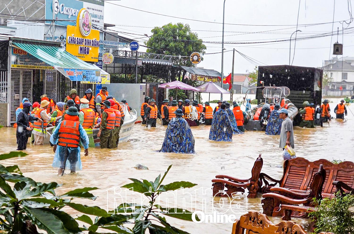 Hàng trăm cán bộ, chiến sĩ và phương tiện được huy động giúp người dân.