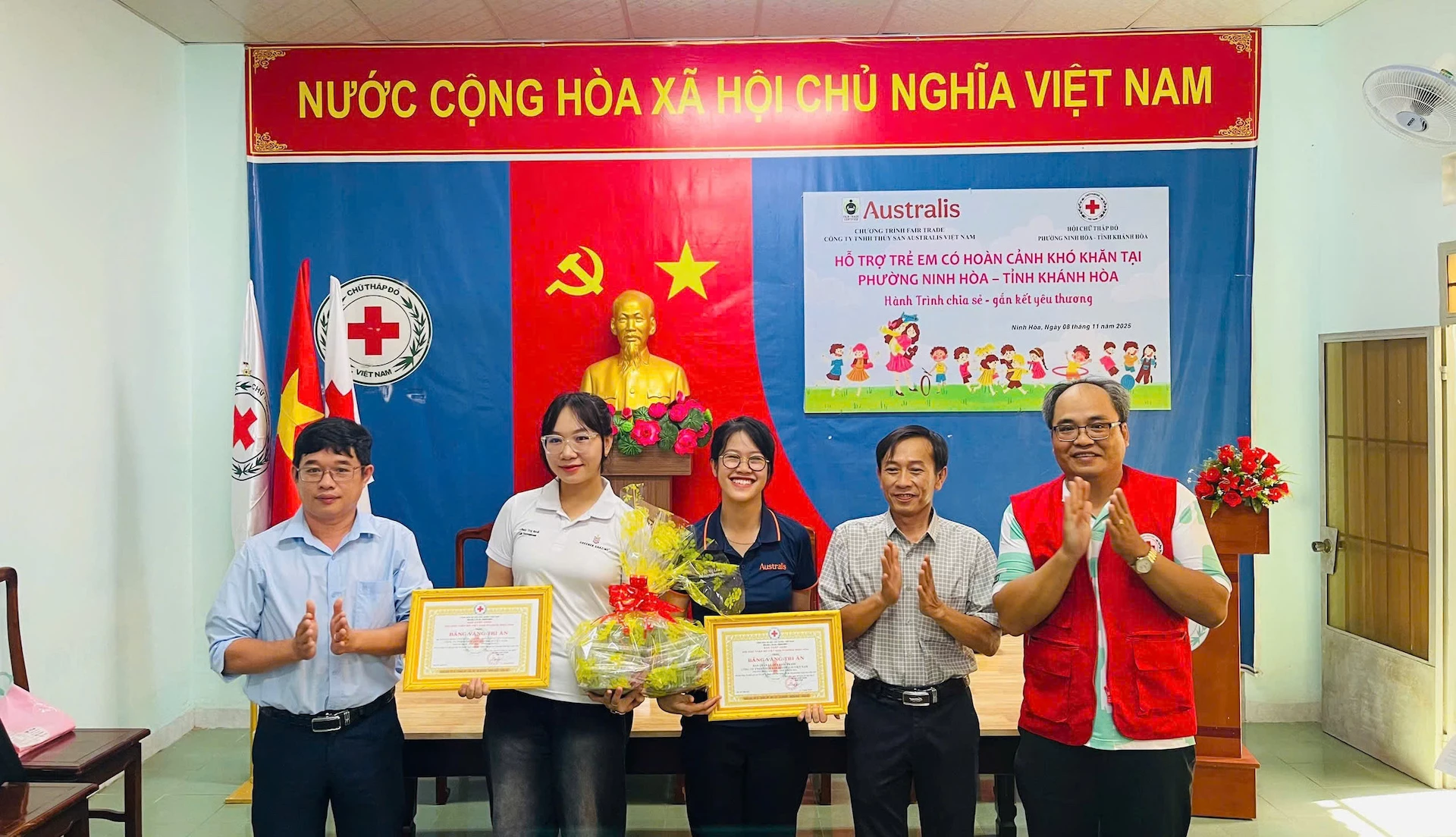 Đại  điện  lãnh  đạo  Hội  Chữ  thập  đỏ  phường  Ninh  Hoà trao  tặng  bảng  tri  ân  cho  nhà  tài  trợợ