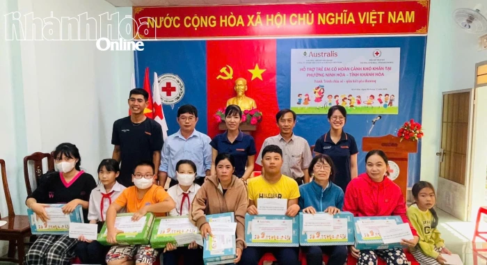 Công ty TNHH Thủy sản Australis Việt Nam tặng quà 50 suất quà cho trẻ khuyết tật, có hoàn cảnh khó khăn