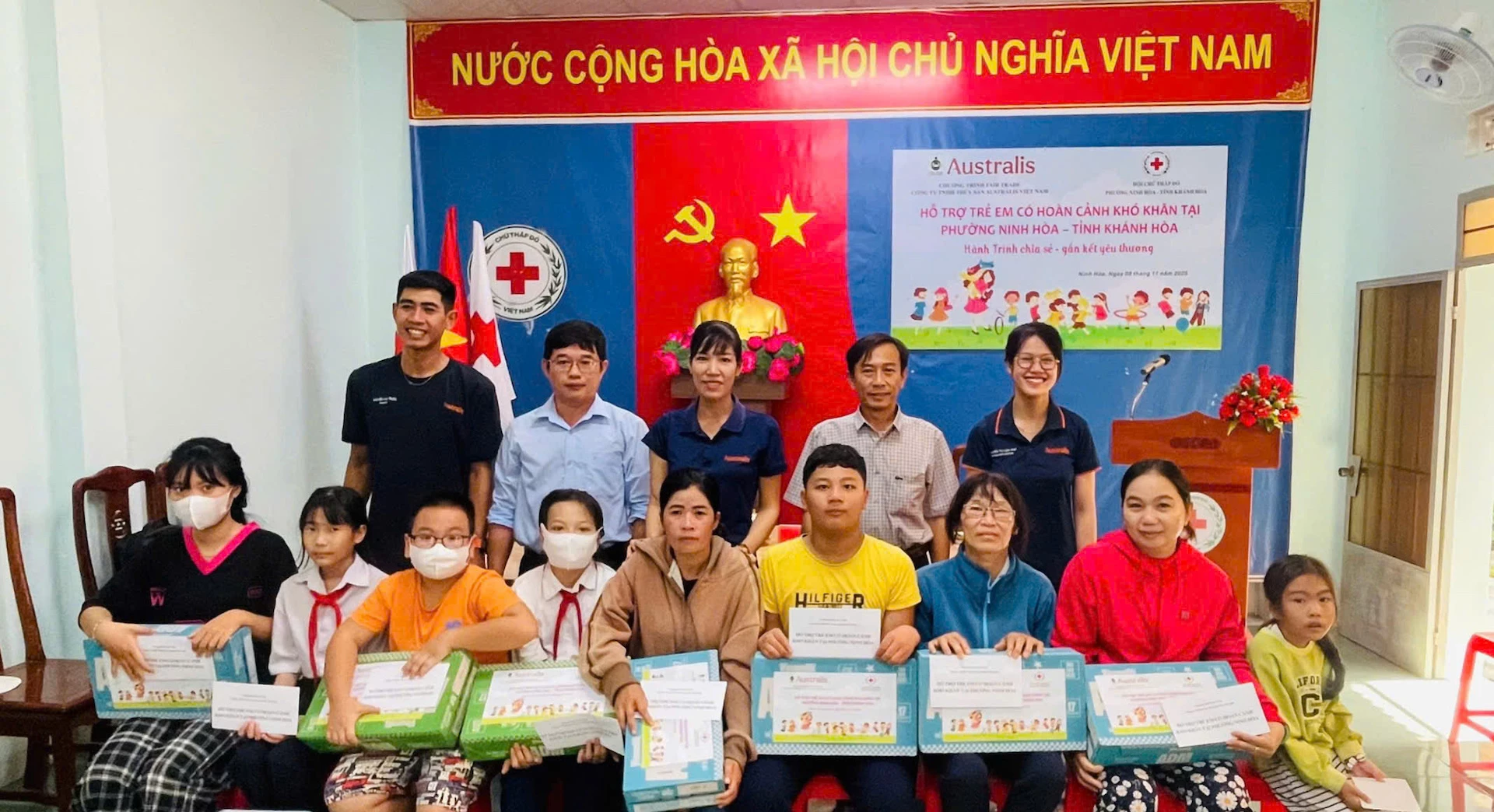 Đại diện 2 đơn  vị  trao  tặng  quà  cho  trẻ