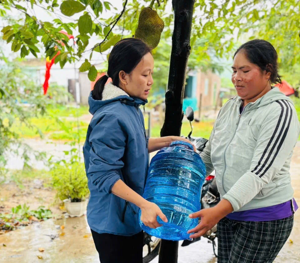 Hỗ trợ nước uống cho người dân.