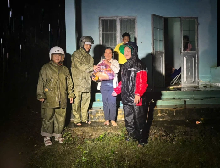 Hội Phụ nữ xã Tây Ninh Hòa vận động quà cứu trợ người dân bị ảnh hưởng bởi mưa lụt