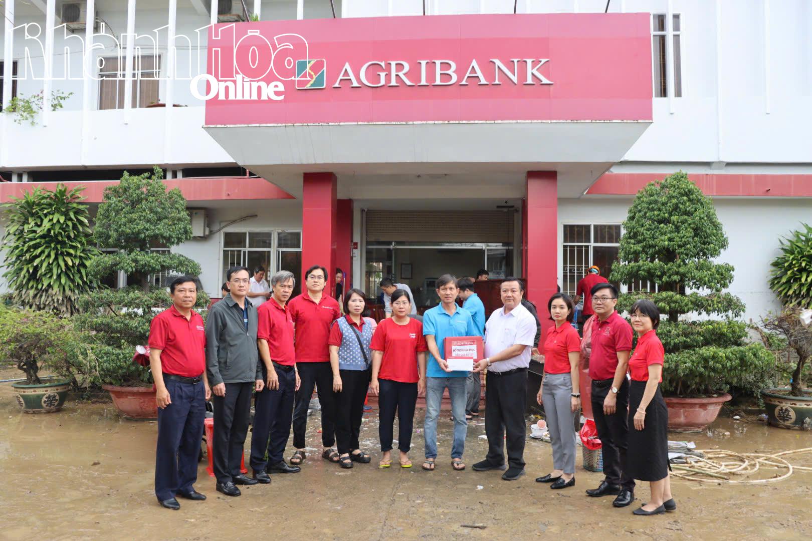 Đoàn công tác Agribank thăm và động viên cán bộ, người lao động Agribank Chi nhánh Diên Khánh.