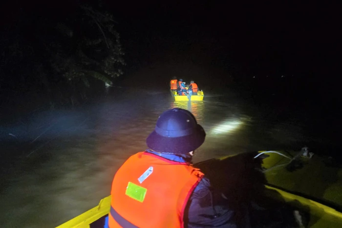 Học viện Hải quân giúp nhân dân thôn Nghiệp Thành, xã Suối Hiệp bị cô lập trong đêm