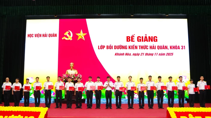 Học viện Hải quân bế giảng lớp bồi dưỡng kiến thức hải quân