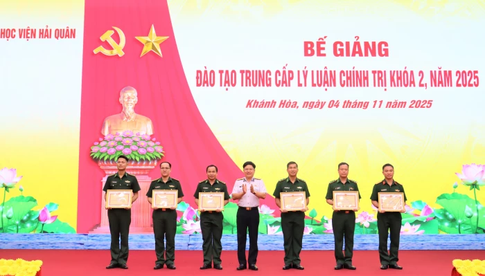 Học viện Hải quân bế giảng đào tạo Trung cấp lý luận chính trị khóa 2
