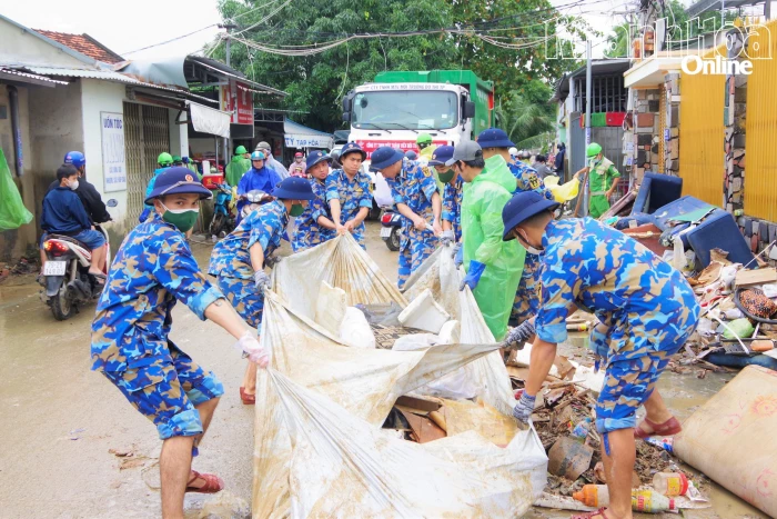 Học viện Hải quân tiếp tục huy động gần 300 cán bộ, học viên giúp người dân phường Tây Nha Trang