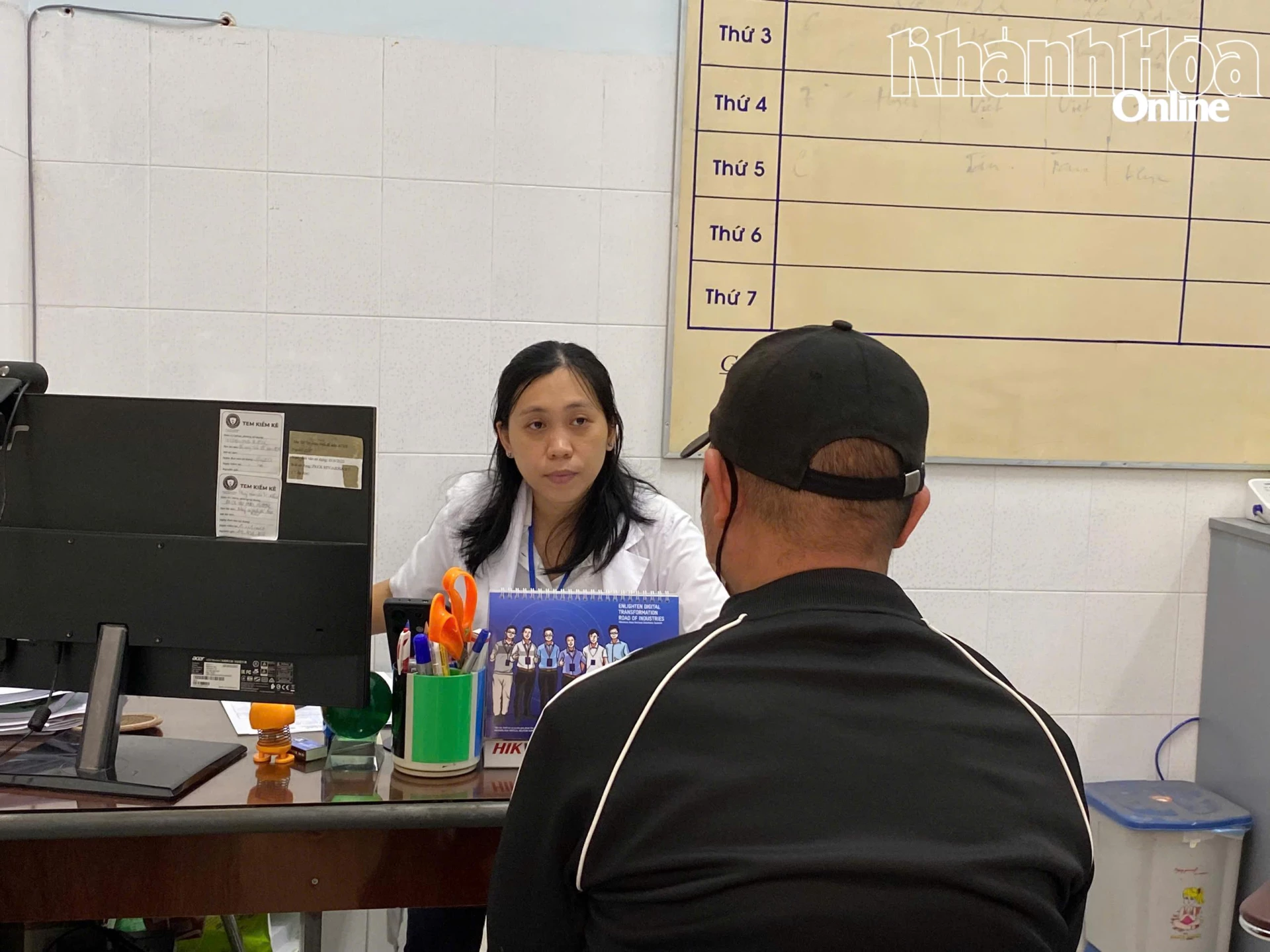 Cán bộ Trung tâm Kiểm soát bệnh tật tỉnh tư vấn cho người có nguy cơ cao nhiễm HIV.