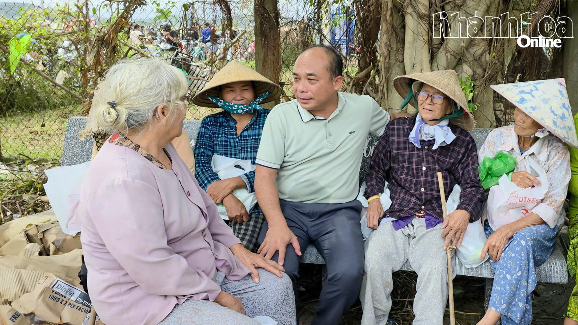 Lãnh đạo D&T group trao đổi với người dân bị thiệt hại do lũ lụt.