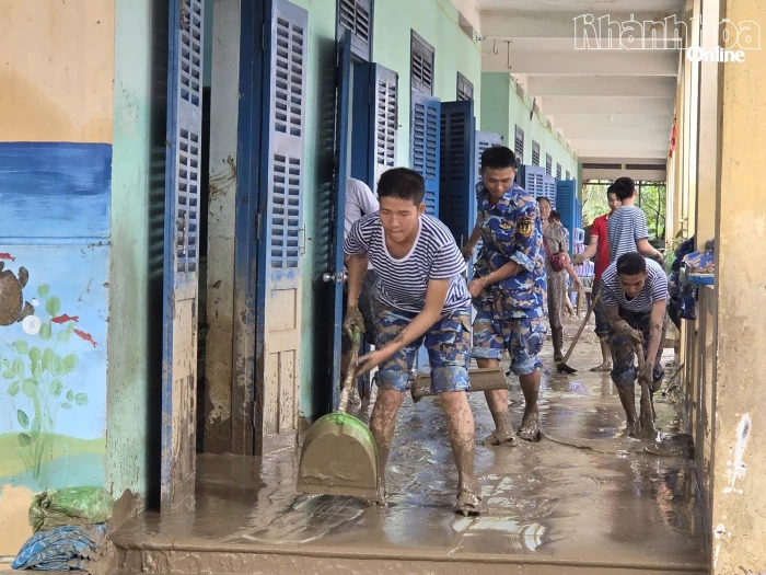 Lữ đoàn 957 xuyên đêm hỗ trợ người dân khắc phục sau lũ