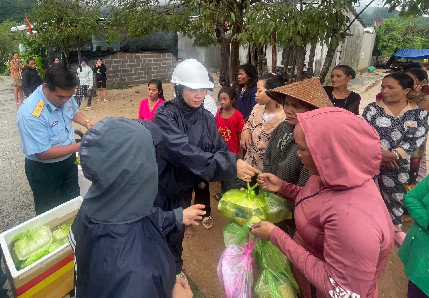 Hỗ trợ lương thực cho bà con đồng bào dân tộc thiểu số xóm Suối Lách.