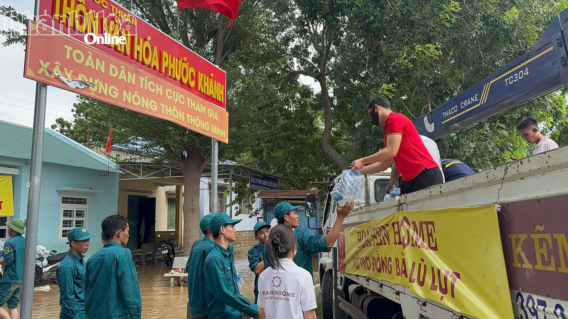 Lực lượng chức năng xã Ninh Phước phối hợp với Đoàn cứu trợ Tập đoàn Hoa Sen khẩn trương vận chuyển nhu yếu phẩm.