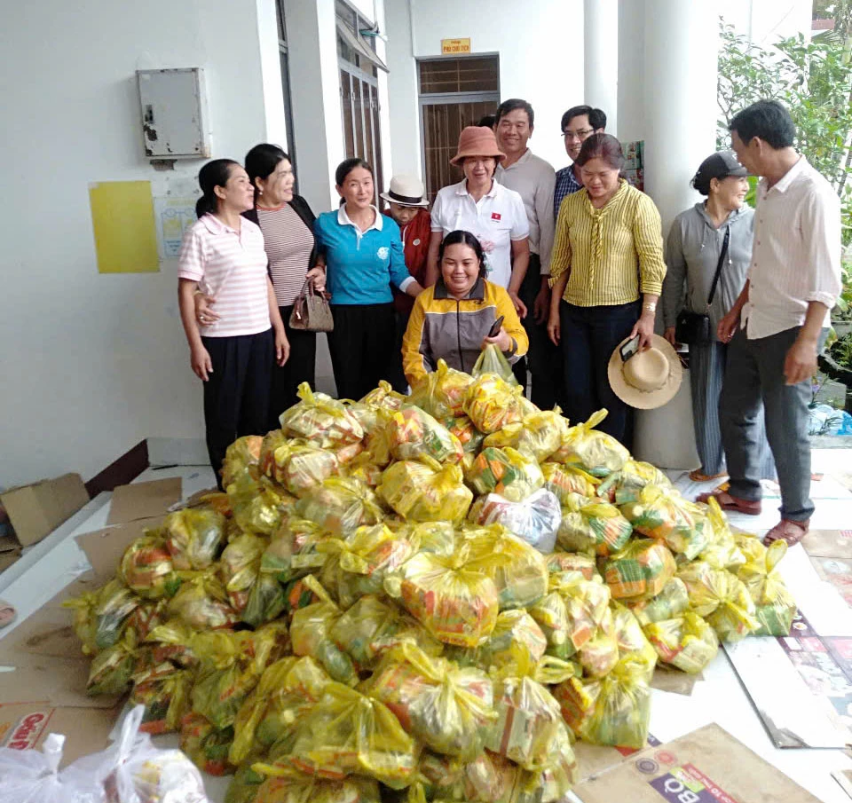 Các phần quà được trao tặng cho xã Hòa Trí.